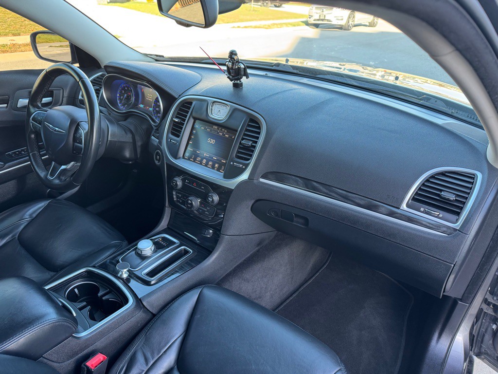 2016 Chrysler 300 Image 8