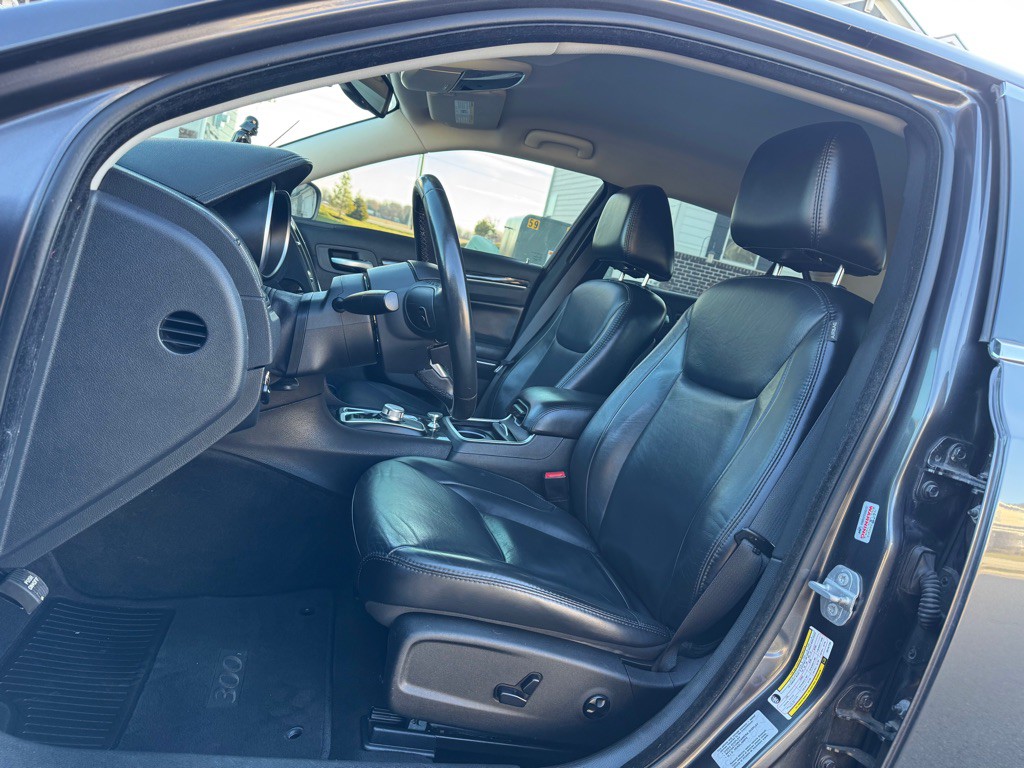 2016 Chrysler 300 Image 9