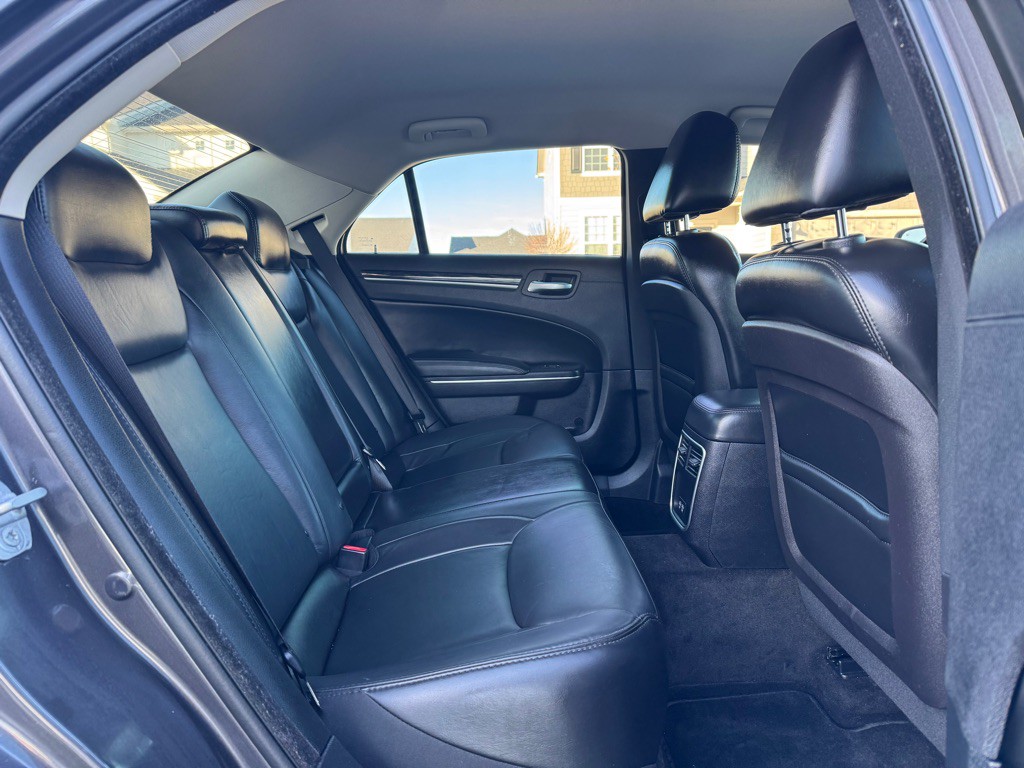 2016 Chrysler 300 Image 12