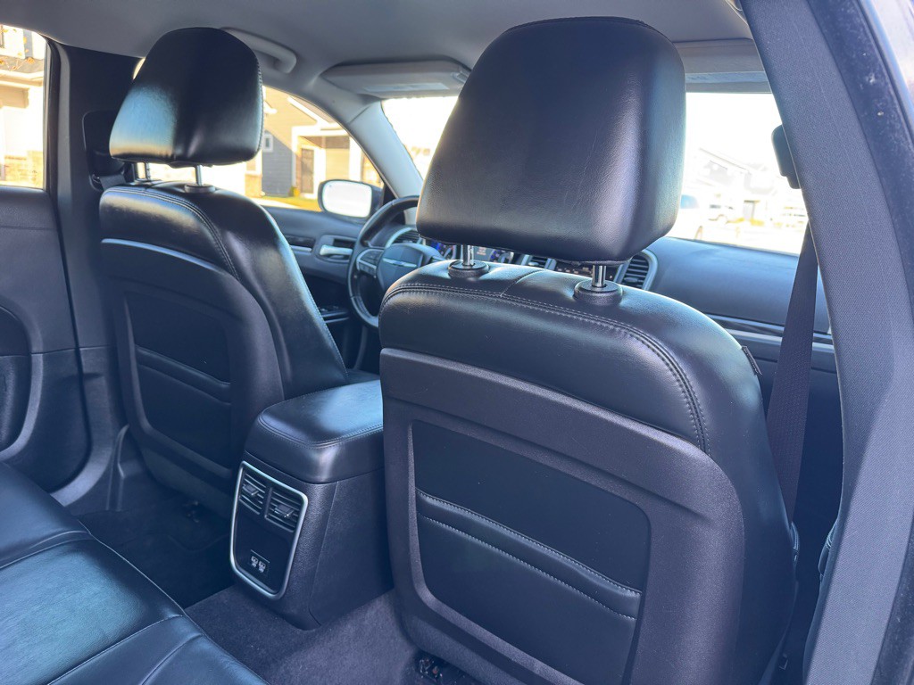 2016 Chrysler 300 Image 13