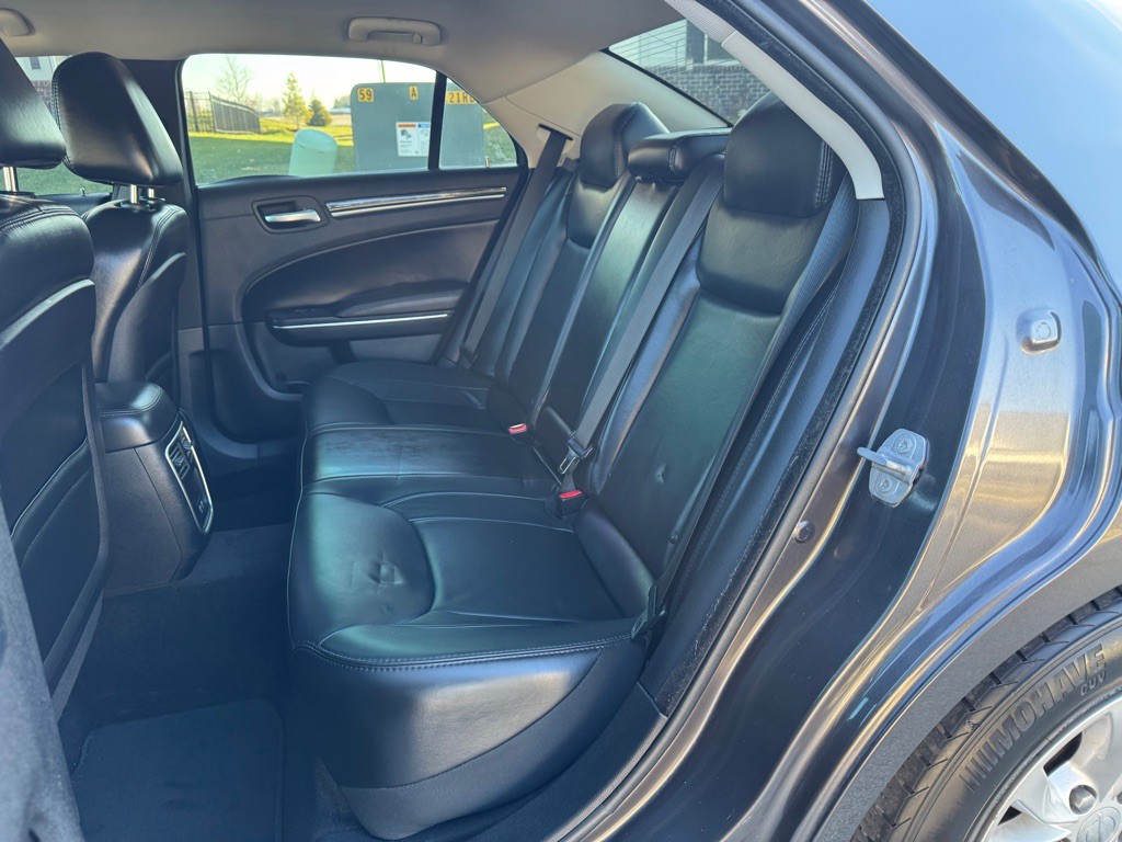 2016 Chrysler 300 Image 14