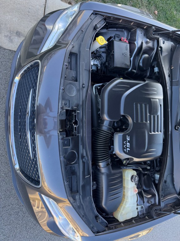 2016 Chrysler 300 Image 18