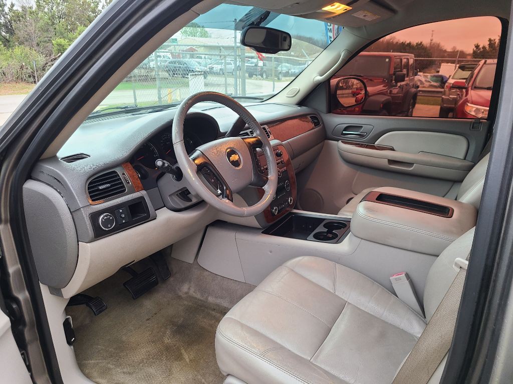 2008 Chevrolet Suburban Image 10