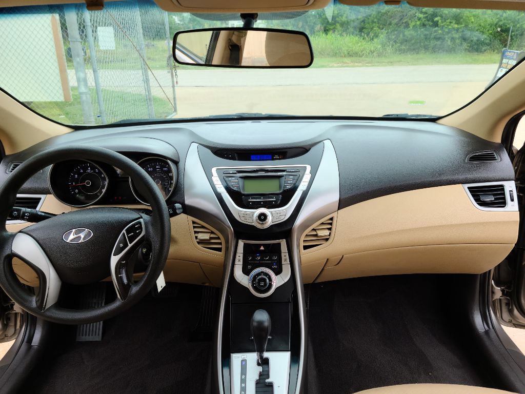 2012 Hyundai Elantra Image 16