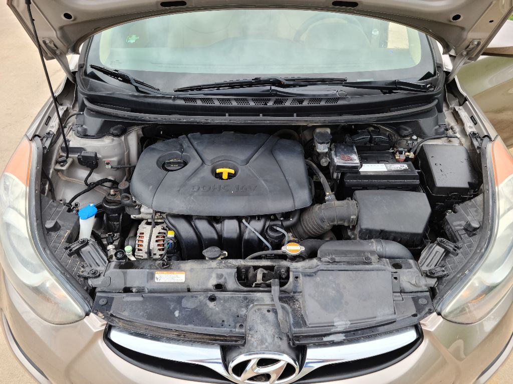 2012 Hyundai Elantra Image 17