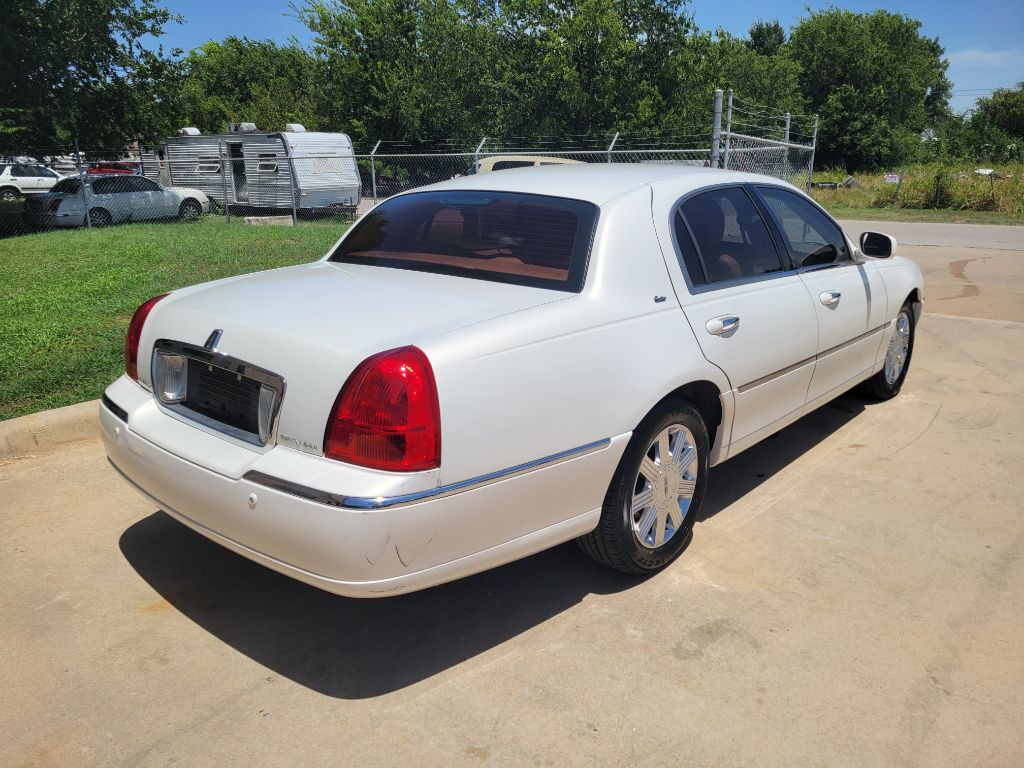 2003 Lincoln Town Car Image 4