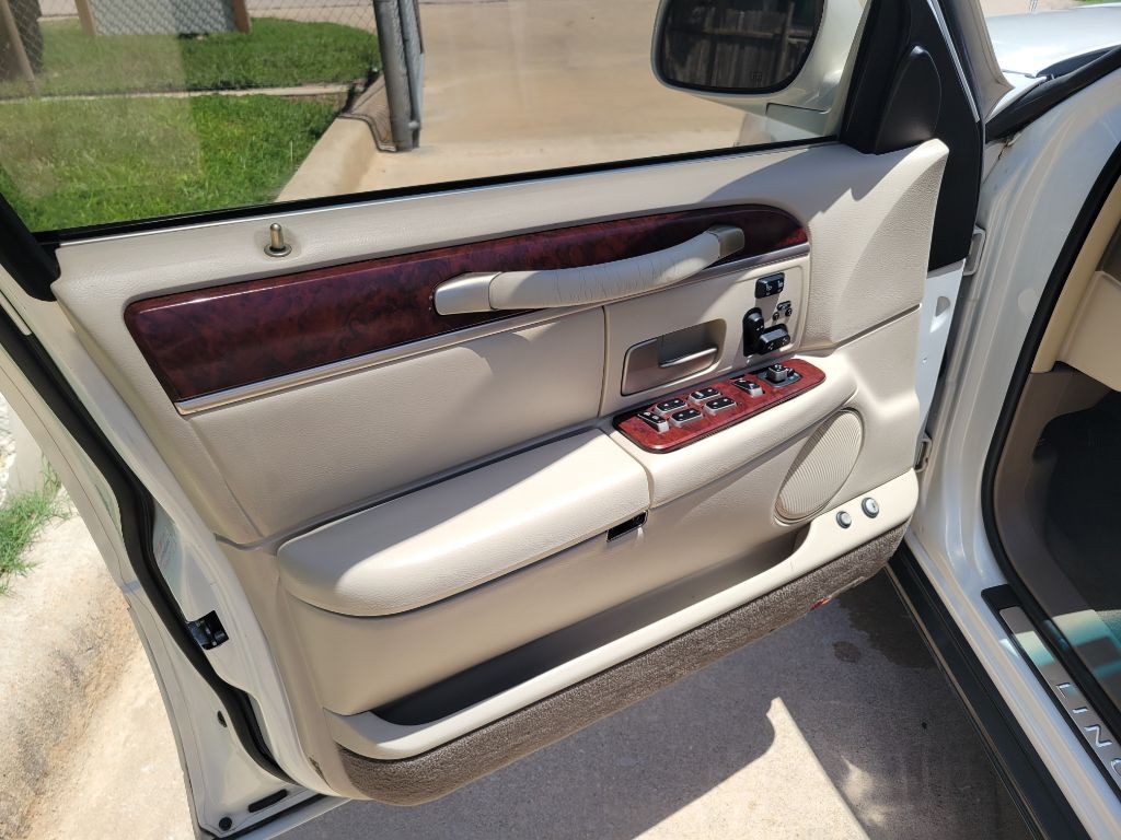 2003 Lincoln Town Car Image 9