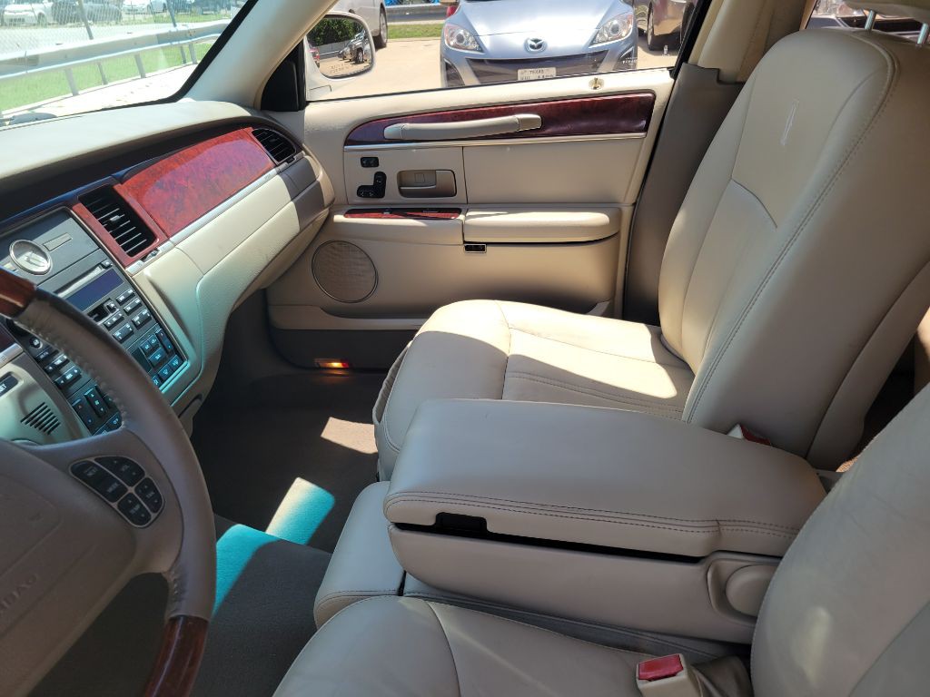 2003 Lincoln Town Car Image 10