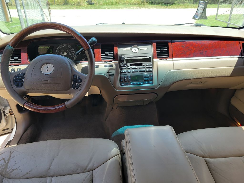 2003 Lincoln Town Car Image 12