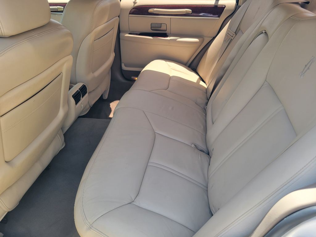 2003 Lincoln Town Car Image 13