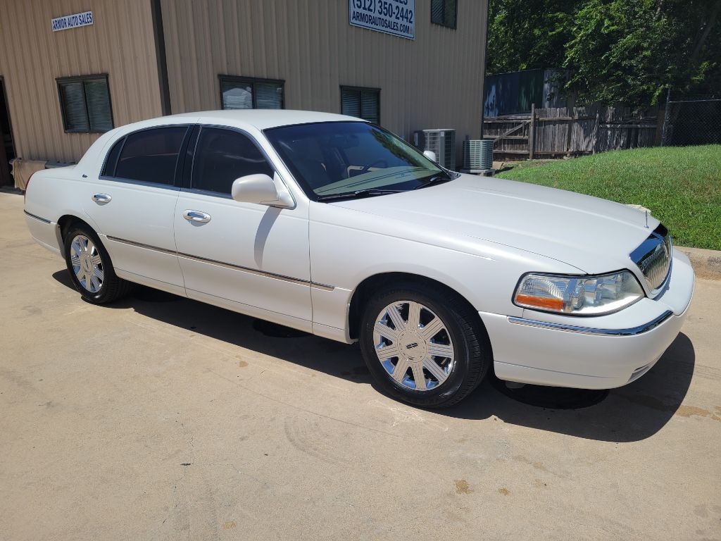 2003 Lincoln Town Car Image 1