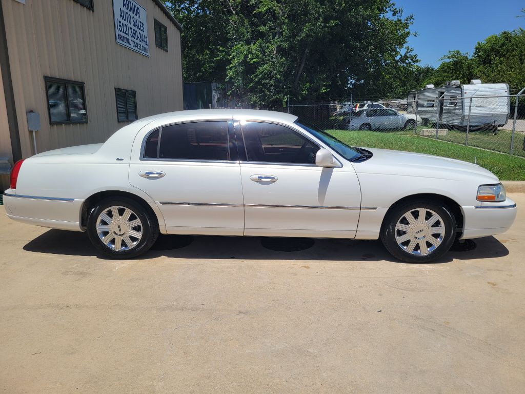 2003 Lincoln Town Car Image 2