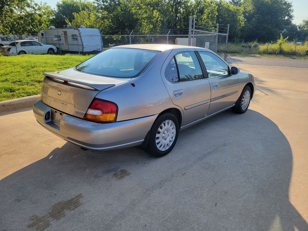 1999 Nissan Altima Image 2