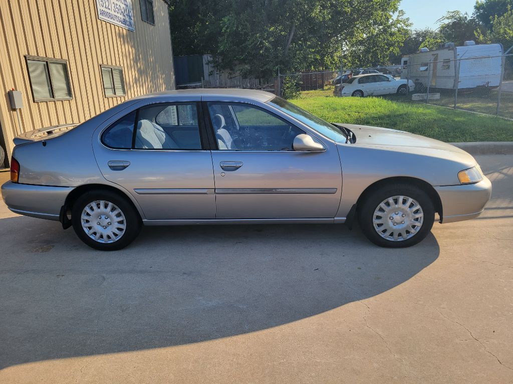 1999 Nissan Altima Image 4