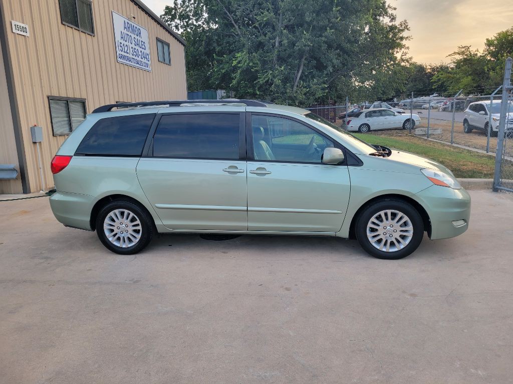 2007 Toyota Sienna Image 2