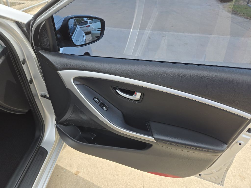2016 Hyundai Elantra Image 17