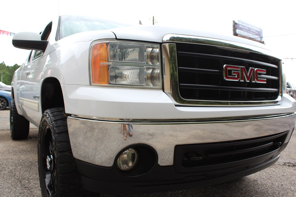 2008 GMC Sierra Image 2