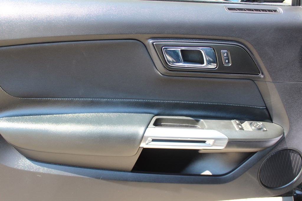 2017 Ford Mustang Image 29