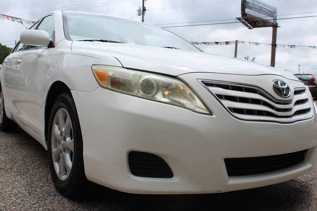 2011 Toyota Camry Image 2