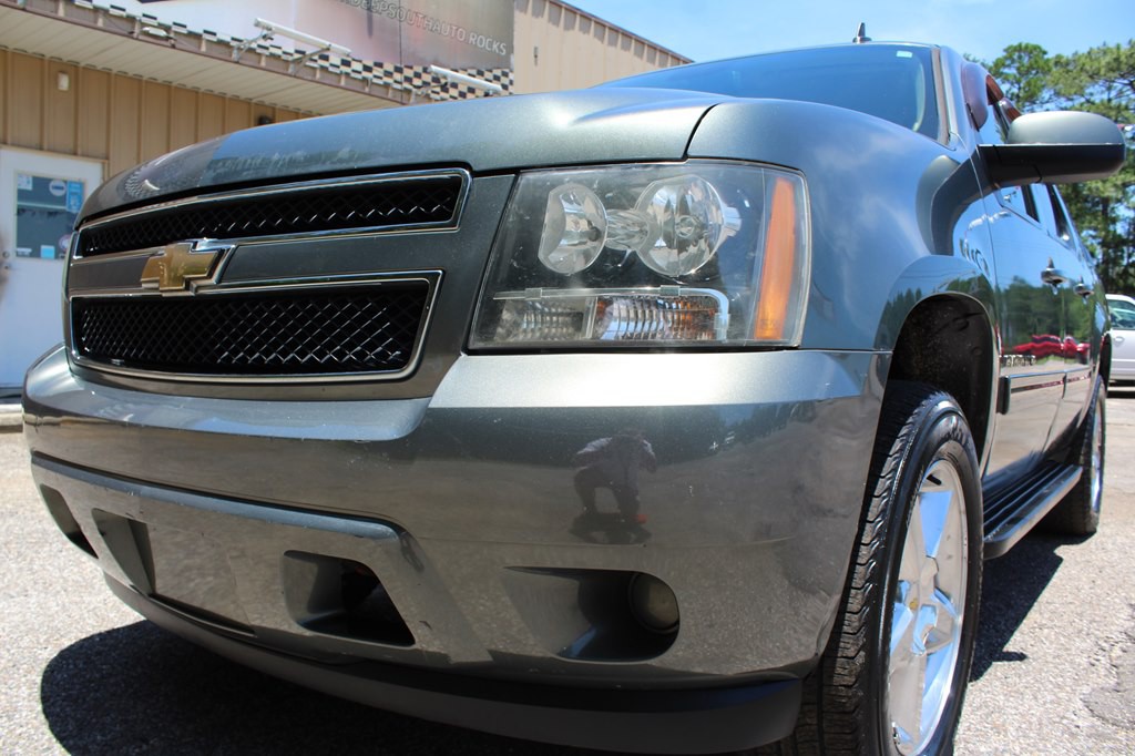 2011 Chevrolet Avalanche Image 2