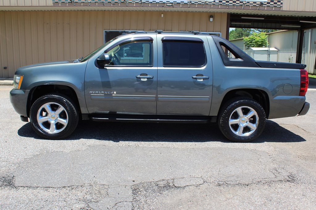 2011 Chevrolet Avalanche Image 3