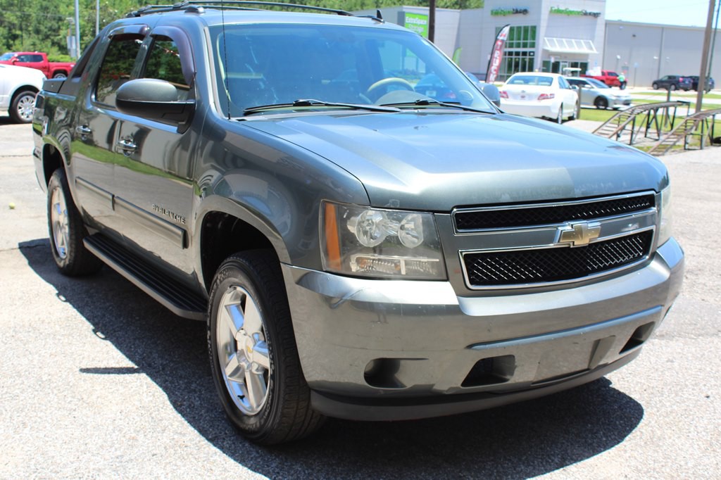 2011 Chevrolet Avalanche Image 8