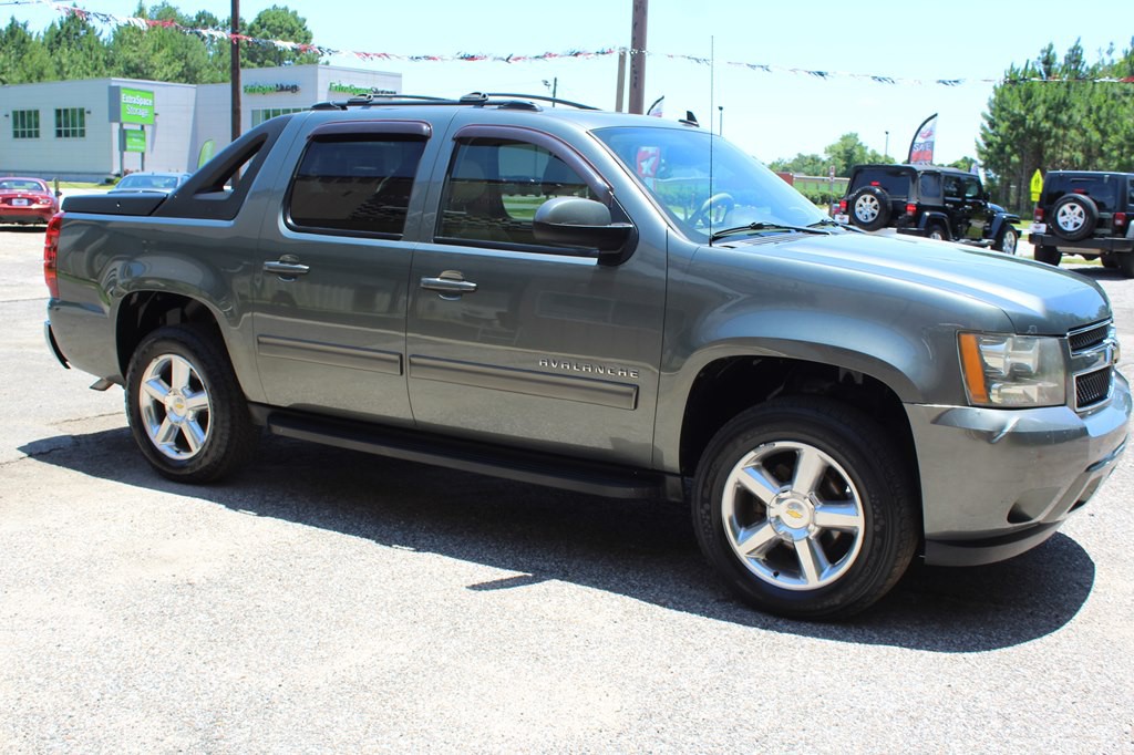 2011 Chevrolet Avalanche Image 9