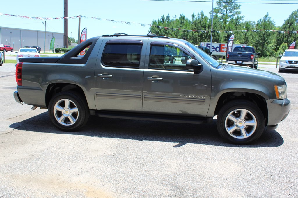 2011 Chevrolet Avalanche Image 10