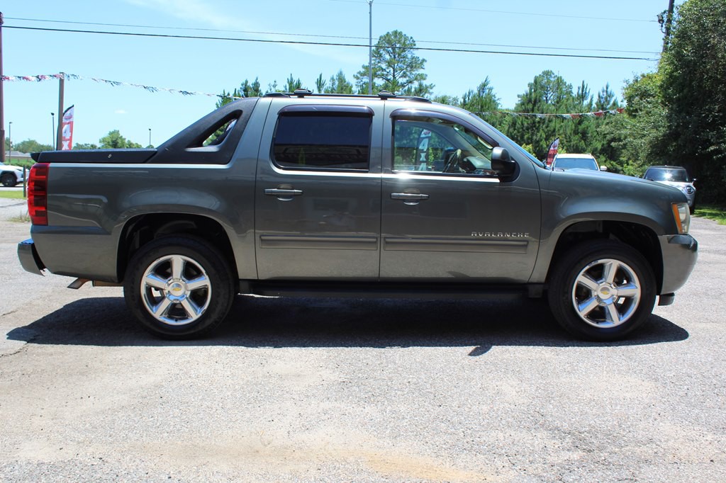 2011 Chevrolet Avalanche Image 11