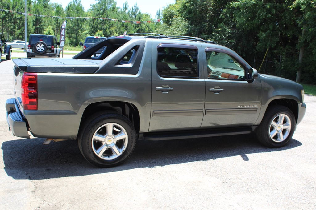 2011 Chevrolet Avalanche Image 12