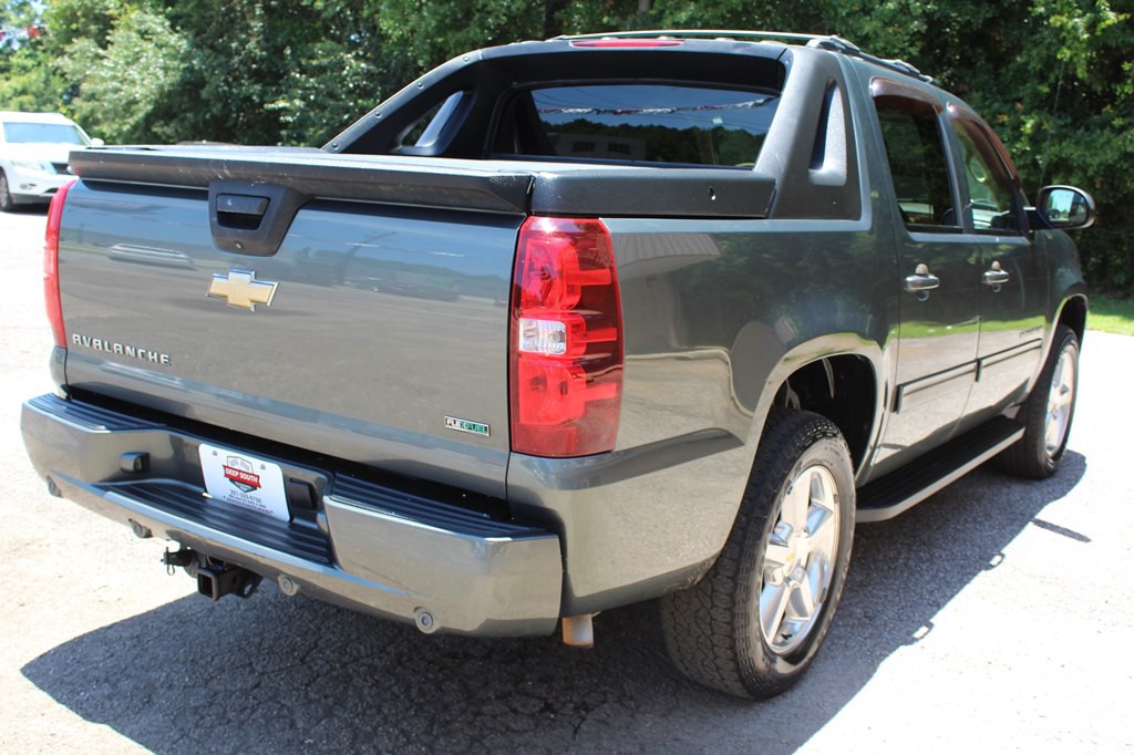 2011 Chevrolet Avalanche Image 13