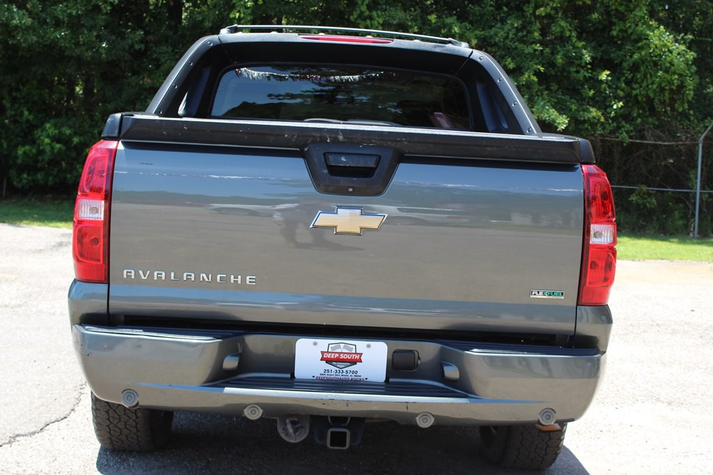 2011 Chevrolet Avalanche Image 14