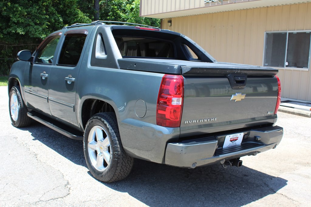 2011 Chevrolet Avalanche Image 15