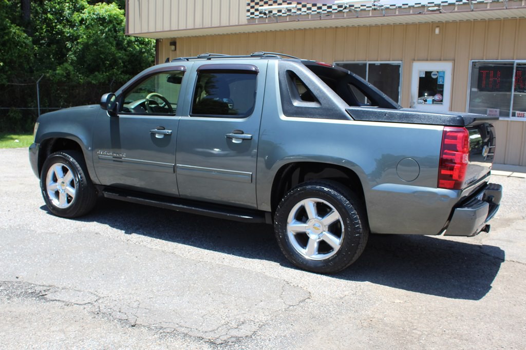 2011 Chevrolet Avalanche Image 16