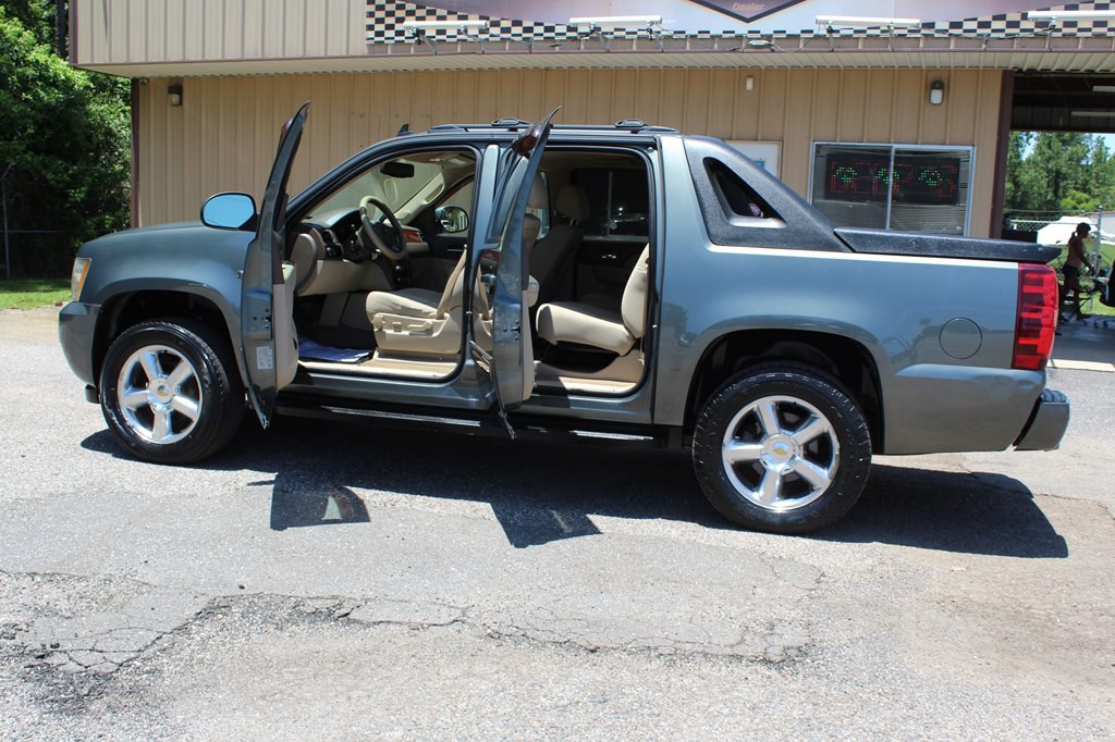 2011 Chevrolet Avalanche Image 17