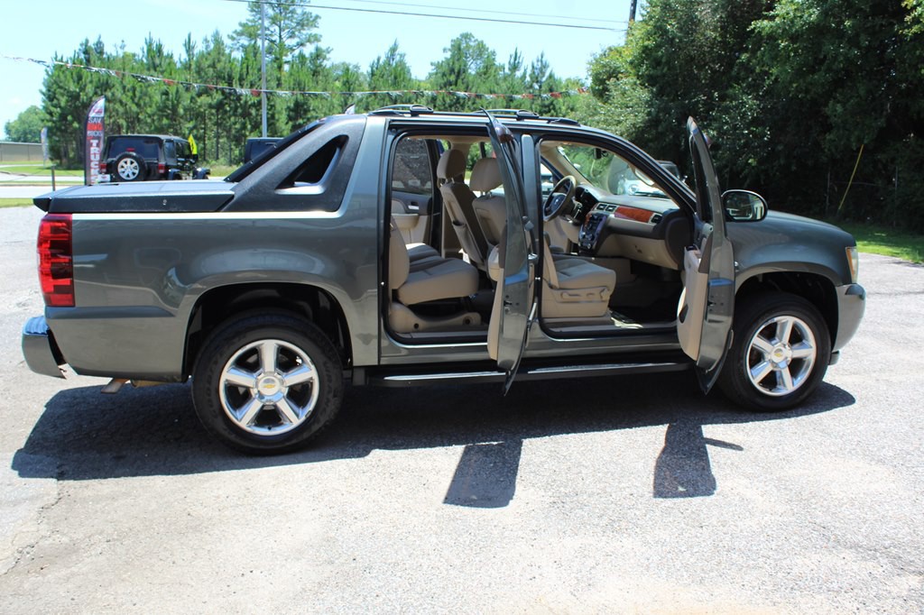 2011 Chevrolet Avalanche Image 18