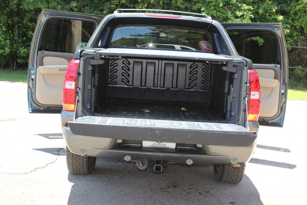 2011 Chevrolet Avalanche Image 19