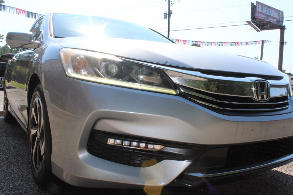 2017 Honda Accord Image 2