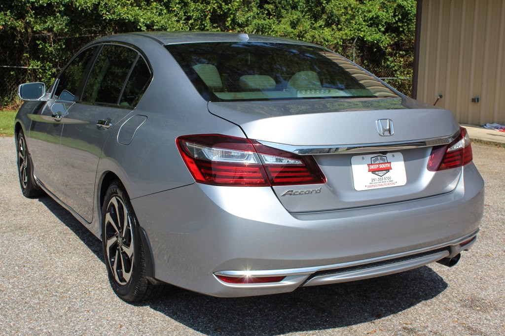 2017 Honda Accord Image 16