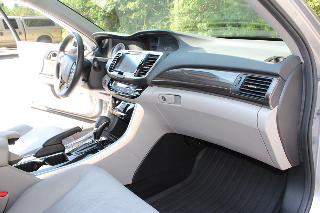2017 Honda Accord Image 28