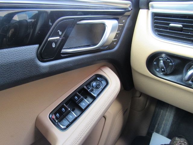 2018 Porsche Macan Image 8