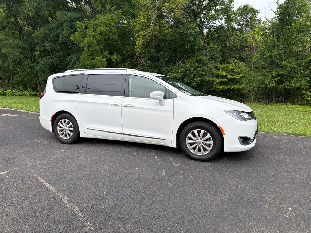 2018 Chrysler Pacifica Image 1