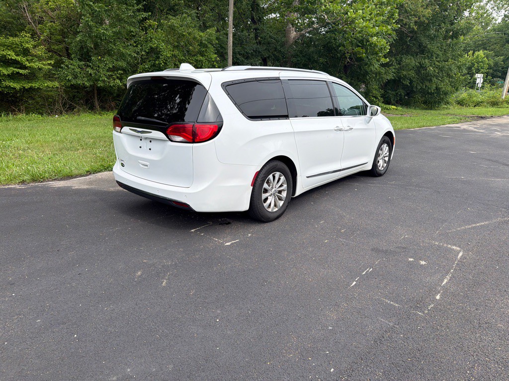 2018 Chrysler Pacifica Image 2
