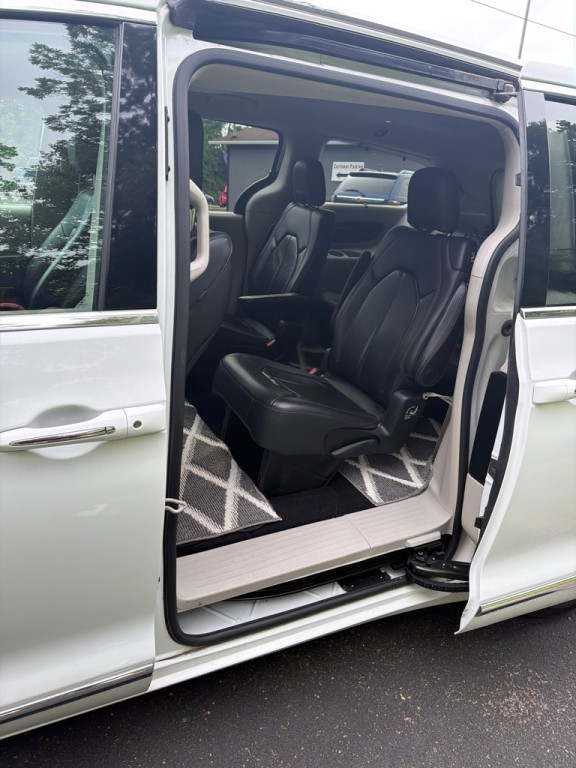 2018 Chrysler Pacifica Image 12