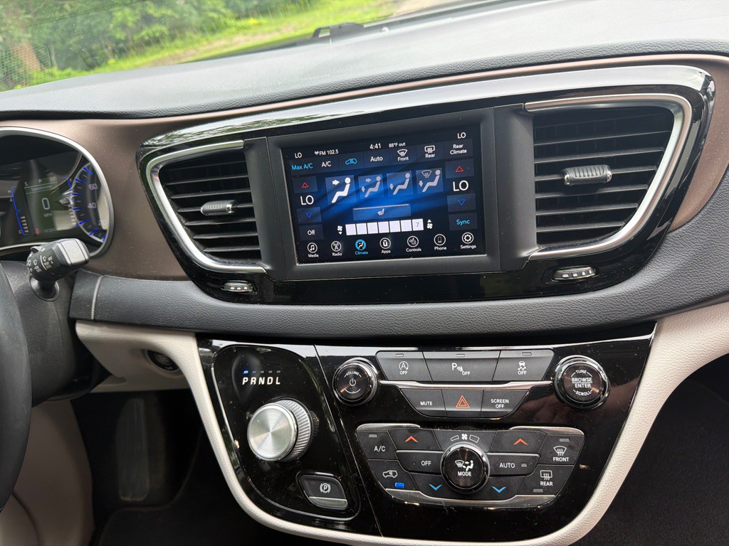 2018 Chrysler Pacifica Image 18