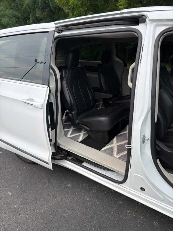 2018 Chrysler Pacifica Image 19