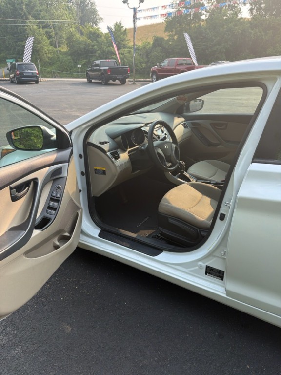 2015 Hyundai Elantra Image 8