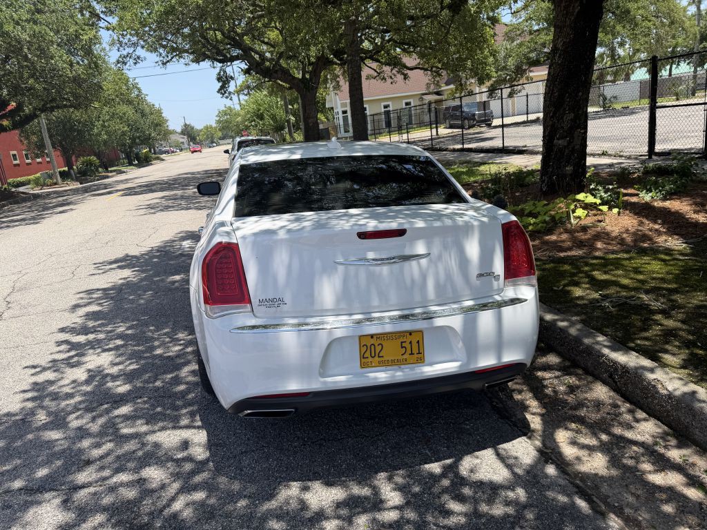2016 Chrysler 300 Image 3