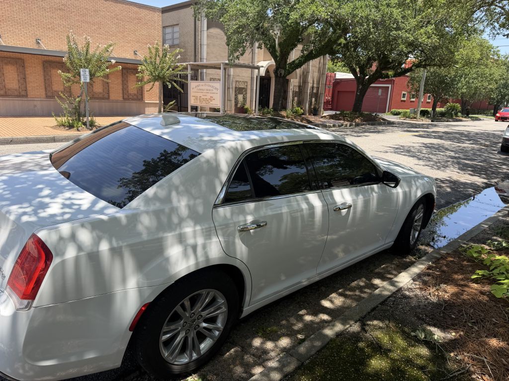2016 Chrysler 300 Image 4