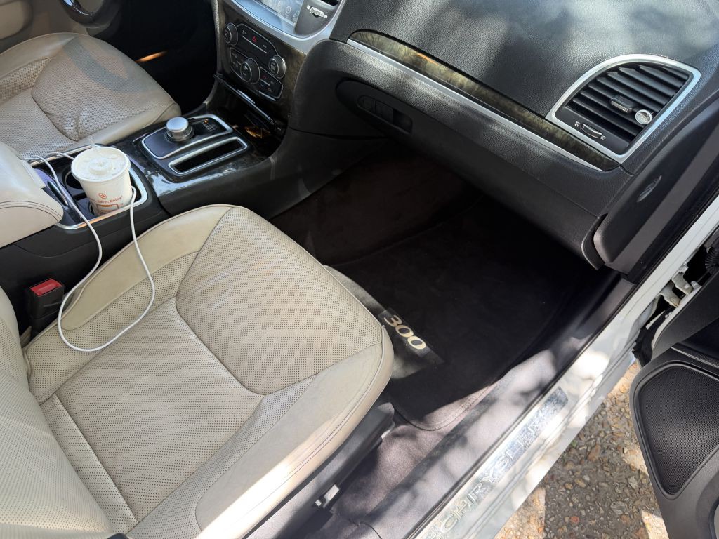 2016 Chrysler 300 Image 7